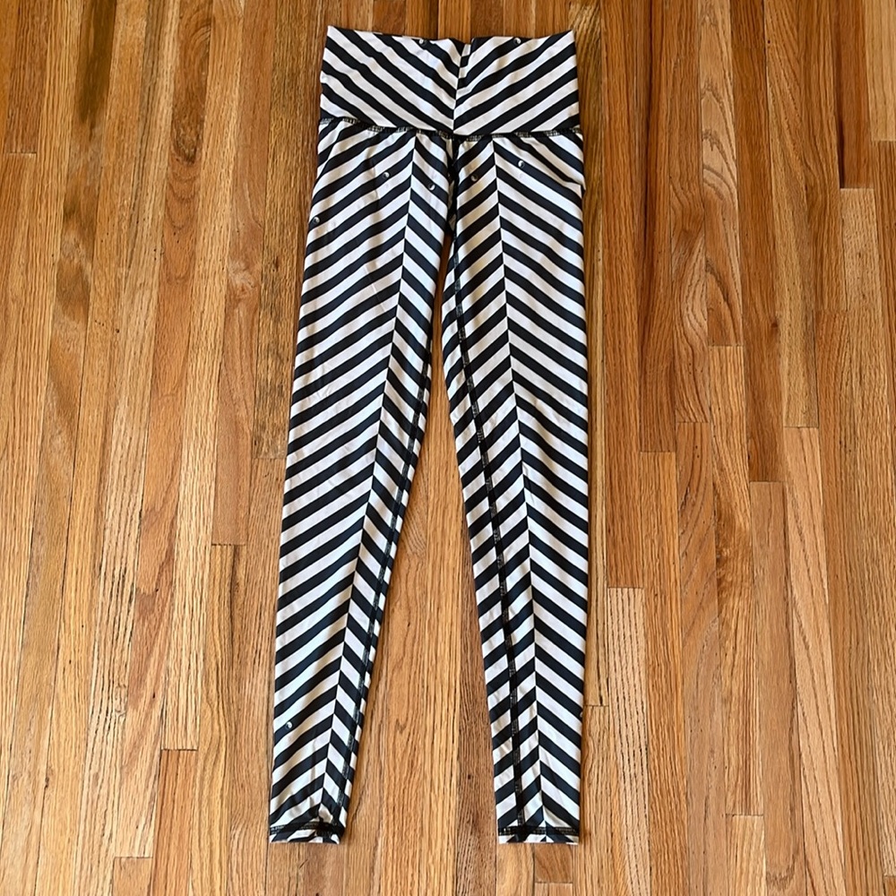 Teeki Leggings XSmall- Black/Stripe with small Yin Yangs, like new